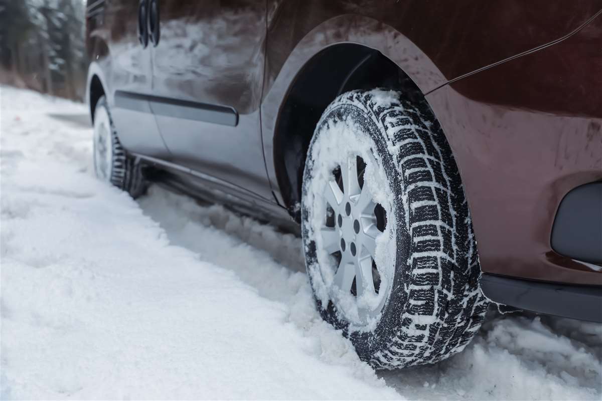 auto con pneumatici invernali su strada innevata