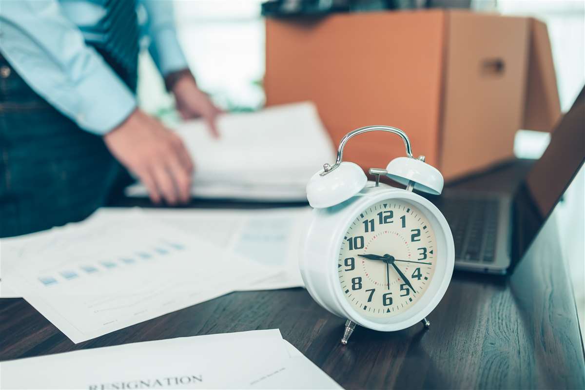 contratto di assicurazione vicino a computer e orologio