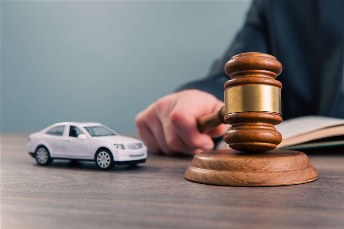 auto e martelletto del giudice