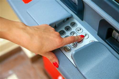 dallo skimming al jackpotting: così i criminali svuotano i conti allo sportello bancomat