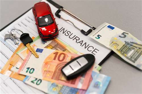 premio medio rc auto in aumento a dicembre 2025