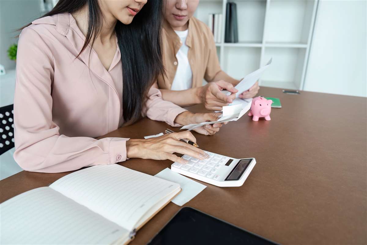 una famiglia che pianifica le proprie finanze