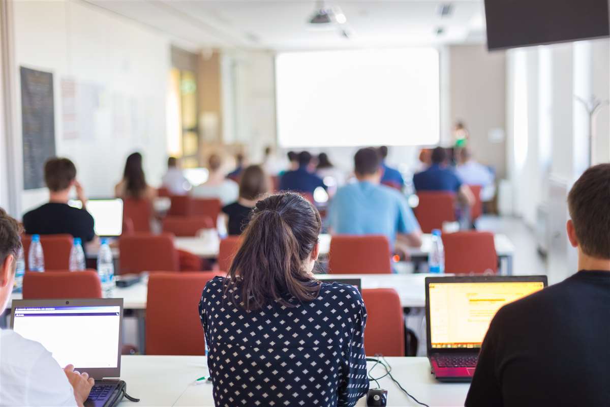 sicurezza informatica persone che studiano al pc