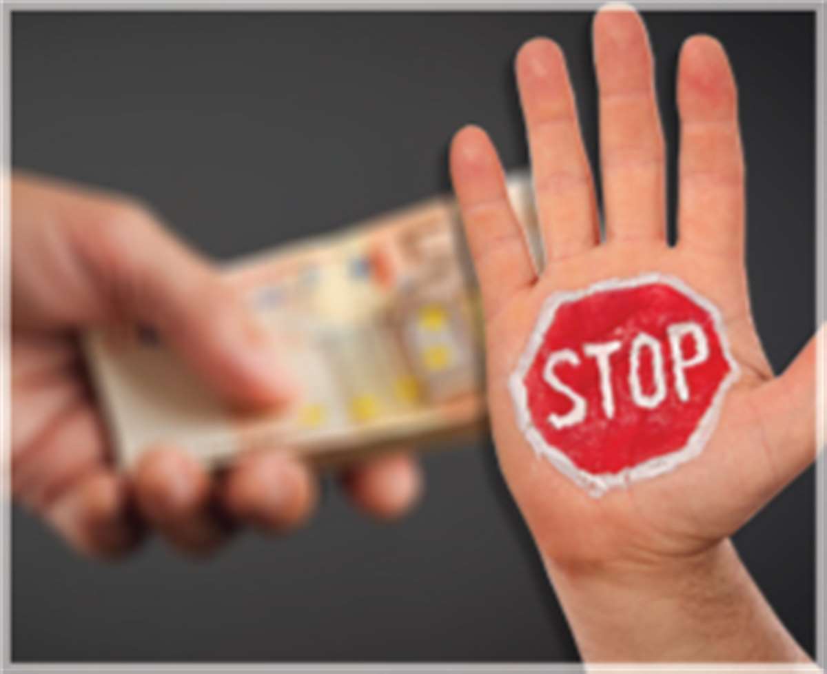 una mano con simbolo di stop e l'altra con banconote in mano