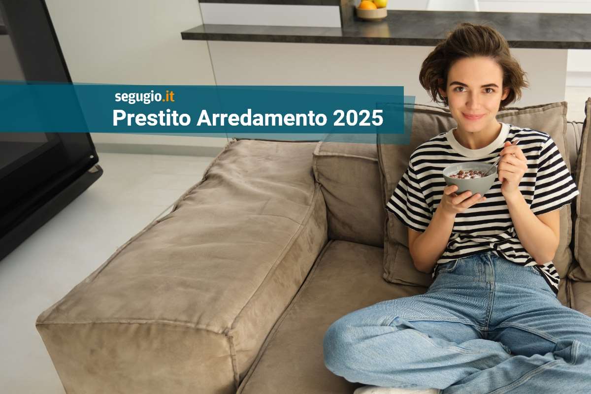 offerte di prestito arredamento 2025 ragazza che mangia un gelato seduta sul divano