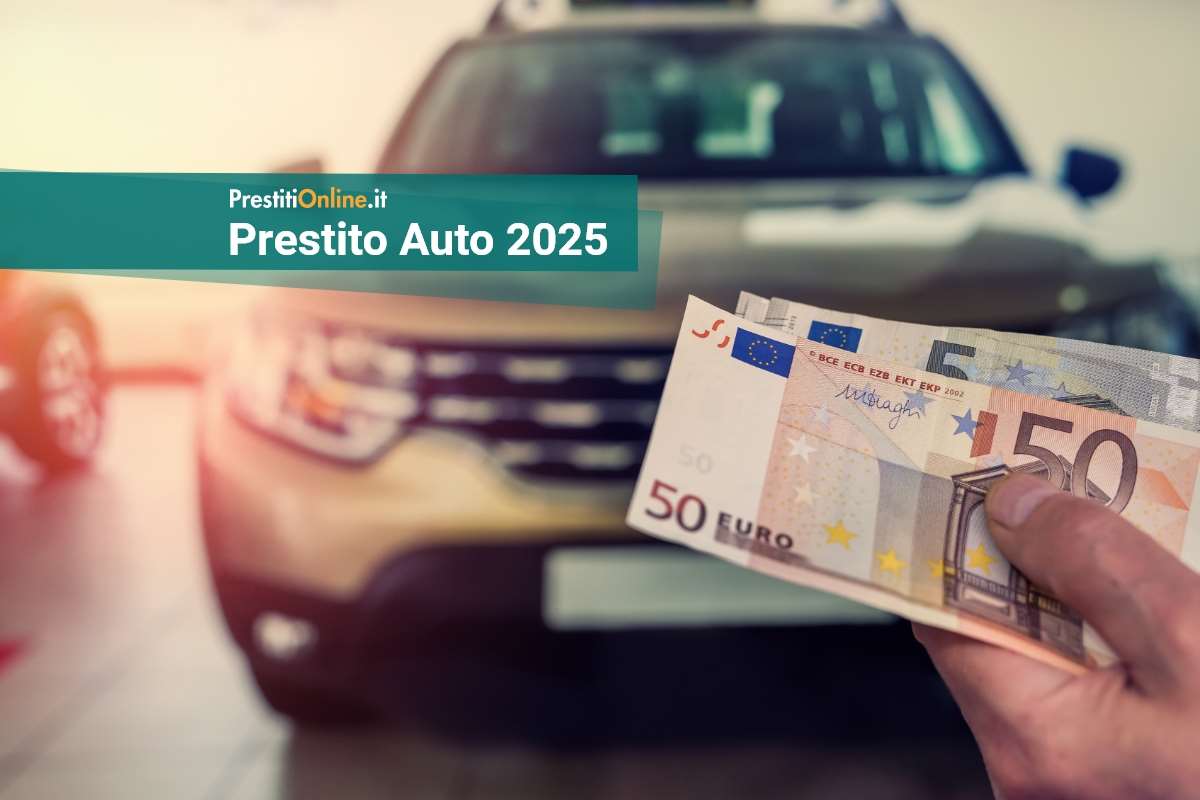 una mano tiene banconote in mano, sullo sfondo un'auto