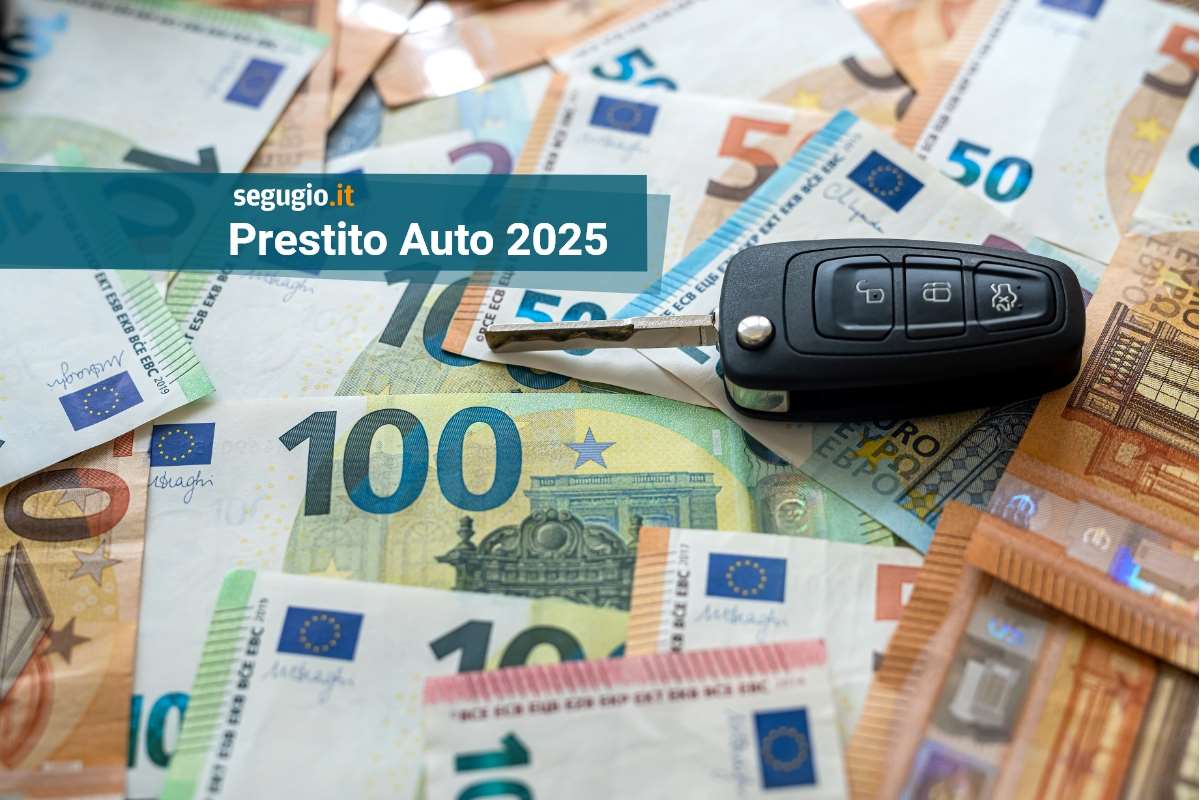prestito auto 2025 chiavi della macchina posate su banconote