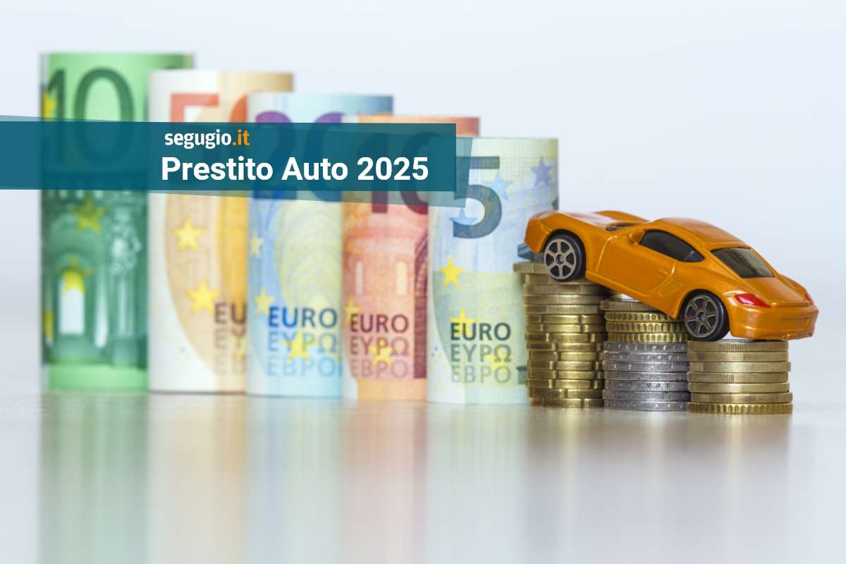 offerte prestito auto 2025 modellino di auto su pile di monete e vicino a banconote