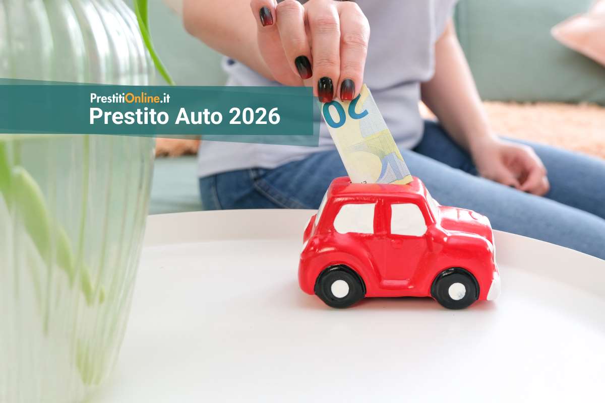 mano che inserisce banconota da 20 euro in un modellino di auto