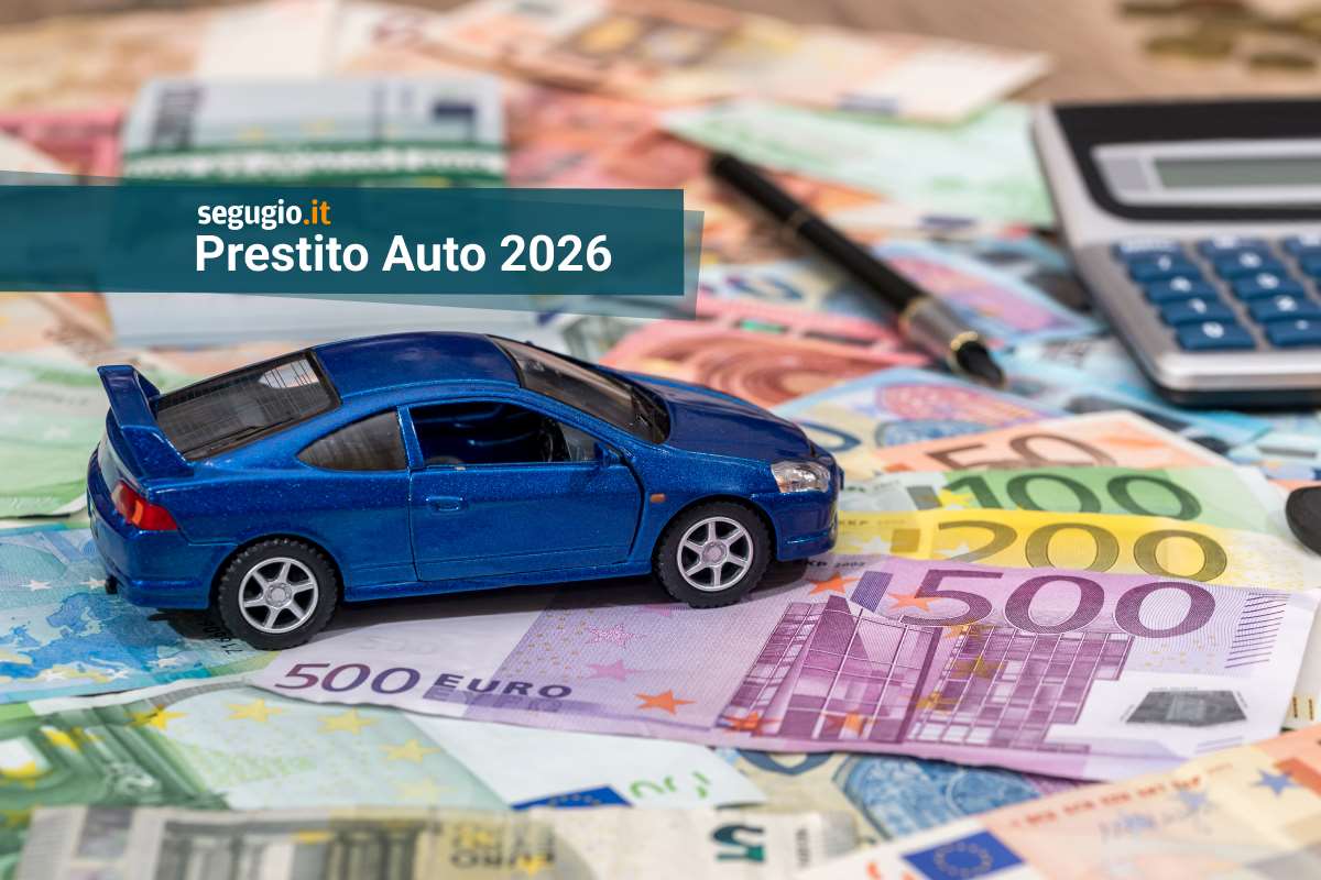 modellino di auto su banconote