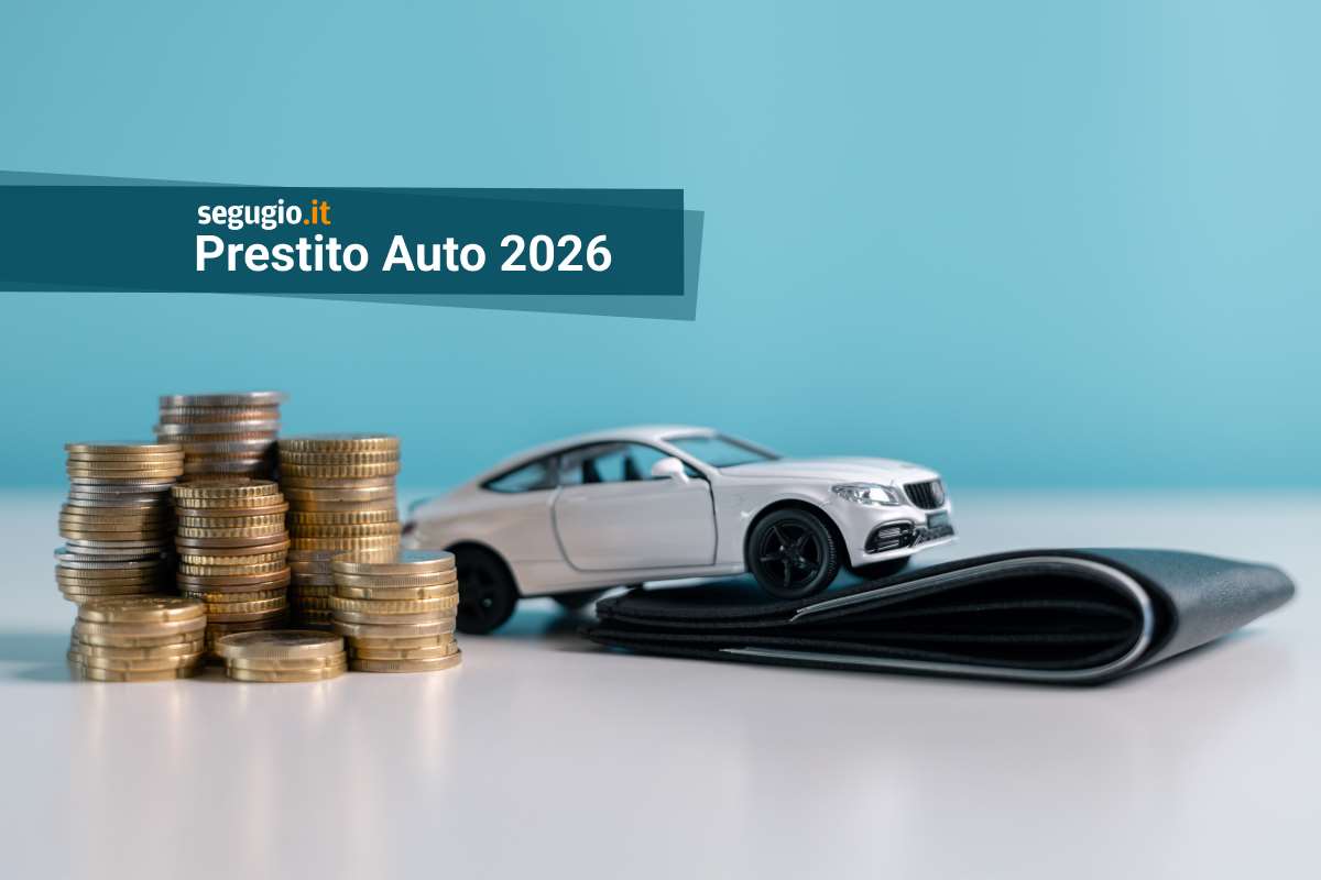 modellino di auto sopra a portafoglio e vicino a pile di monete