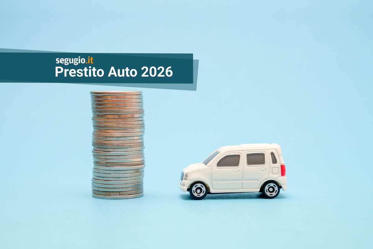 modellino di auto vicino a pila di monete