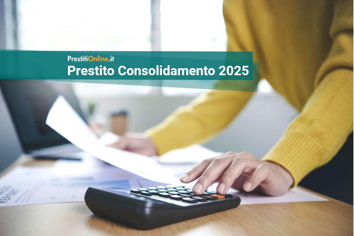 una mano fa i conti con una calcolatrice