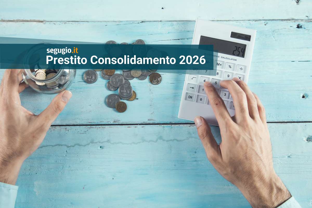 mani che digitano su calcolatrice e barattolo con monete