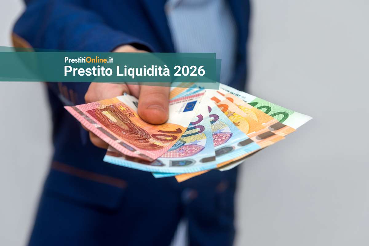 uomo con ventaglio di banconote in mano