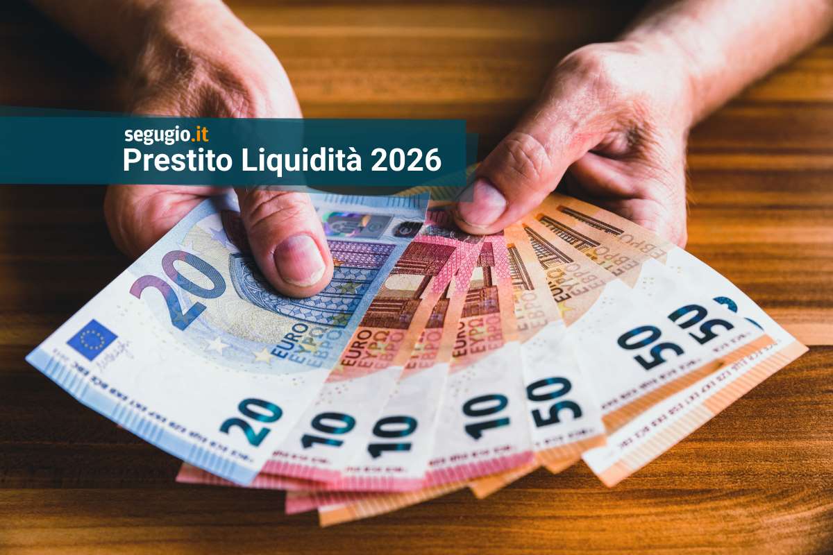 mano che mostra ventaglio di banconote