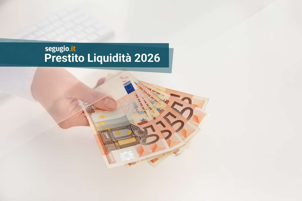mano che offre ventaglio di banconote