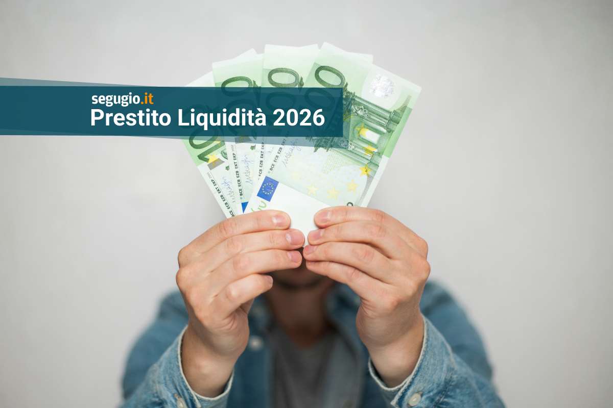 uomo con banconote da 100 euro