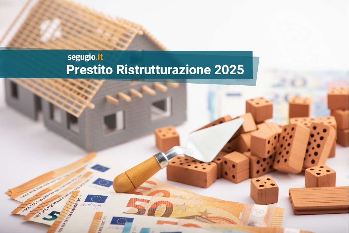 modellino di casa vicino ad attrezzi per la ristrutturazione e banconote