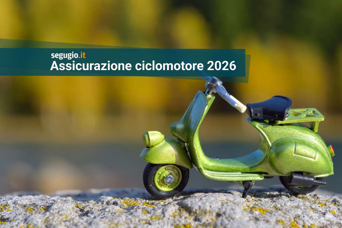 modellino di ciclomotore su una roccia