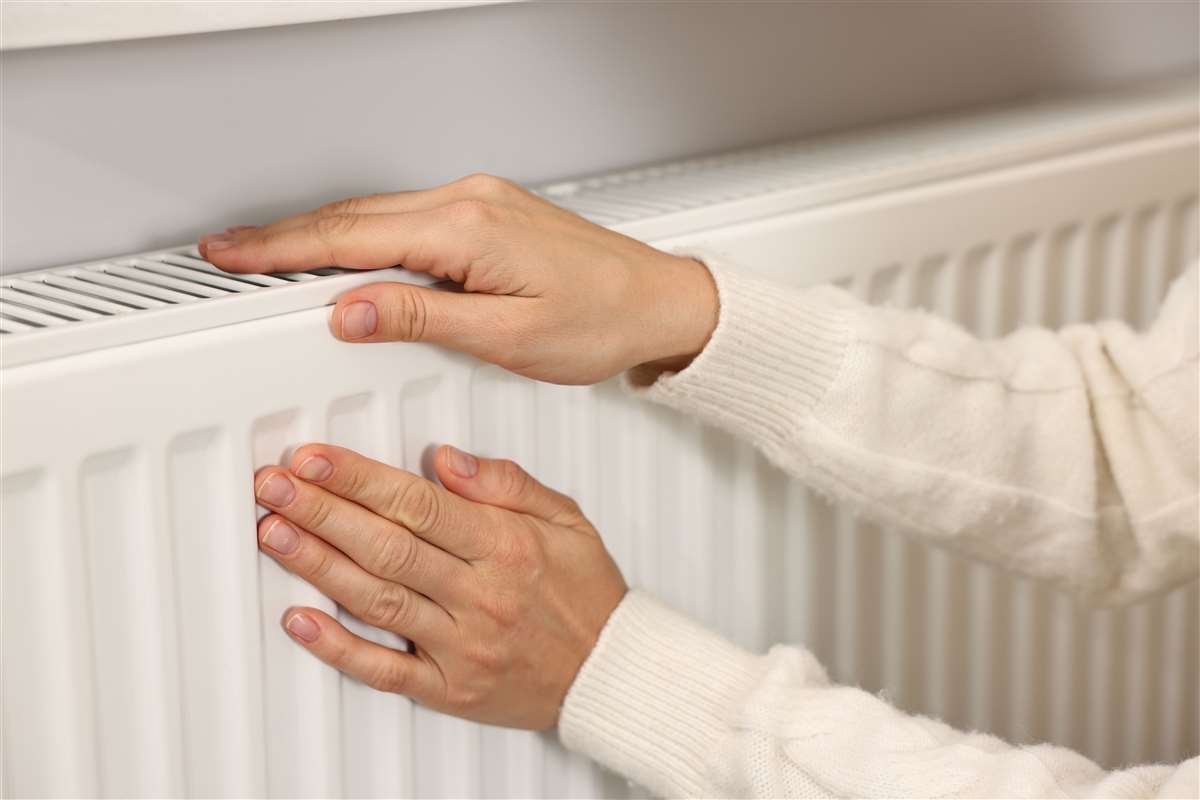 mani su termosifone