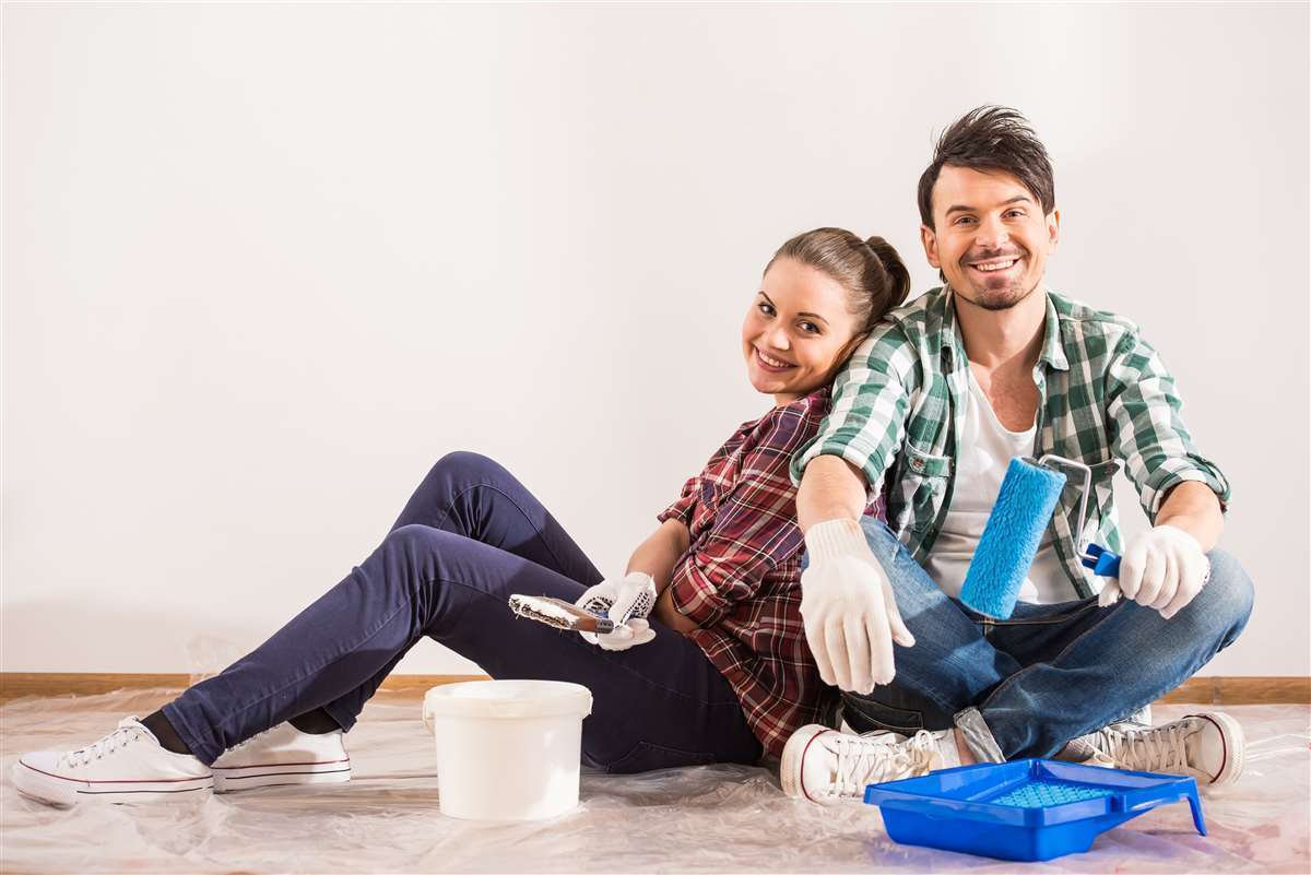 coppia felice sul pavimento di casa durante lavori