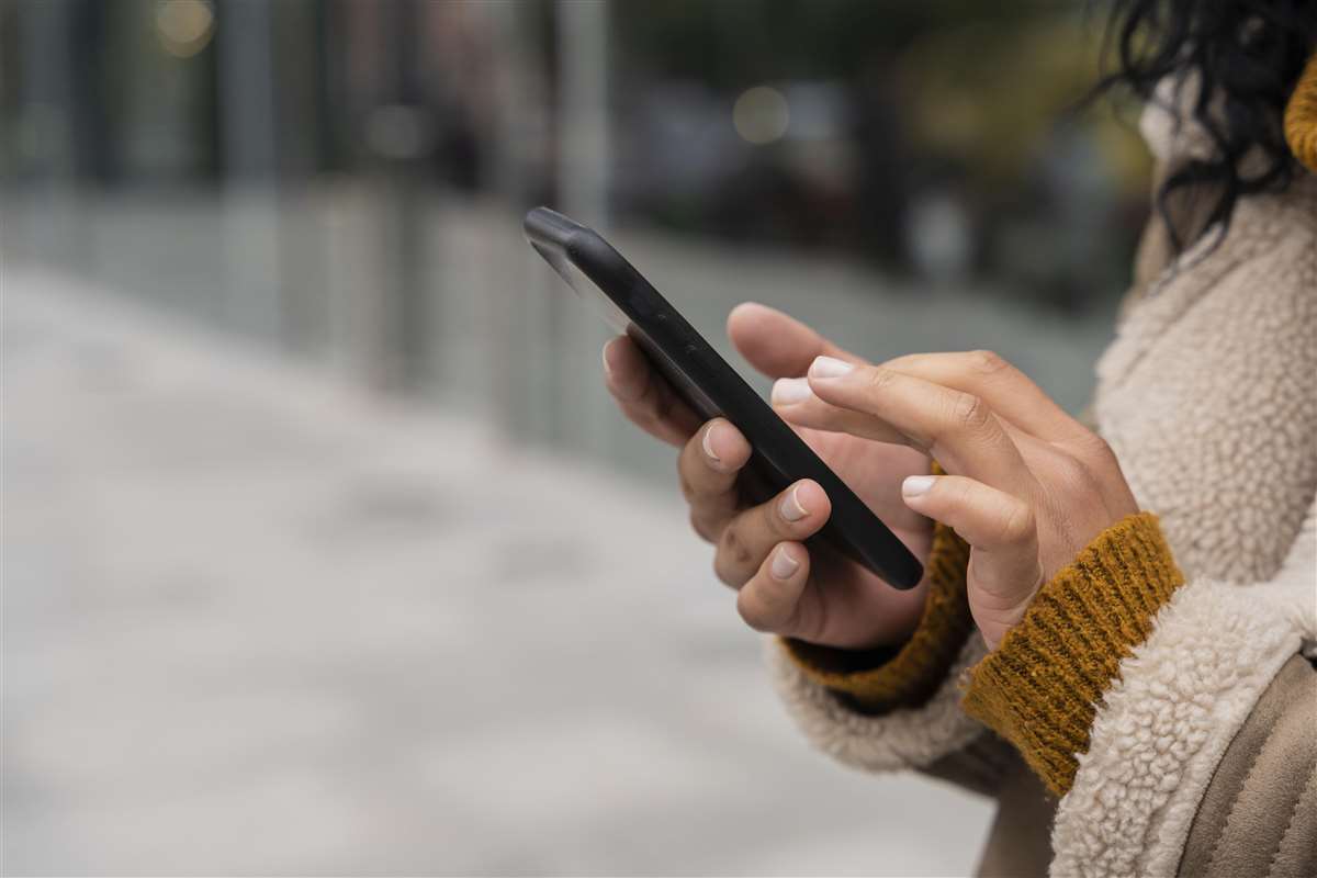 miglior operatore mobile 2024 una ragazza tiene uno smartphone in mano