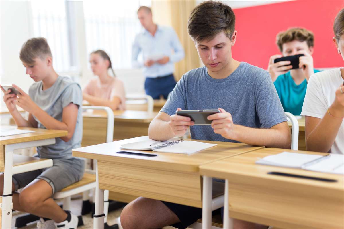 ragazzi in classe che utilizzano lo smartphone