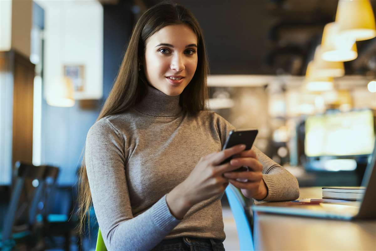 giovane donna di affari comunica con smartphone