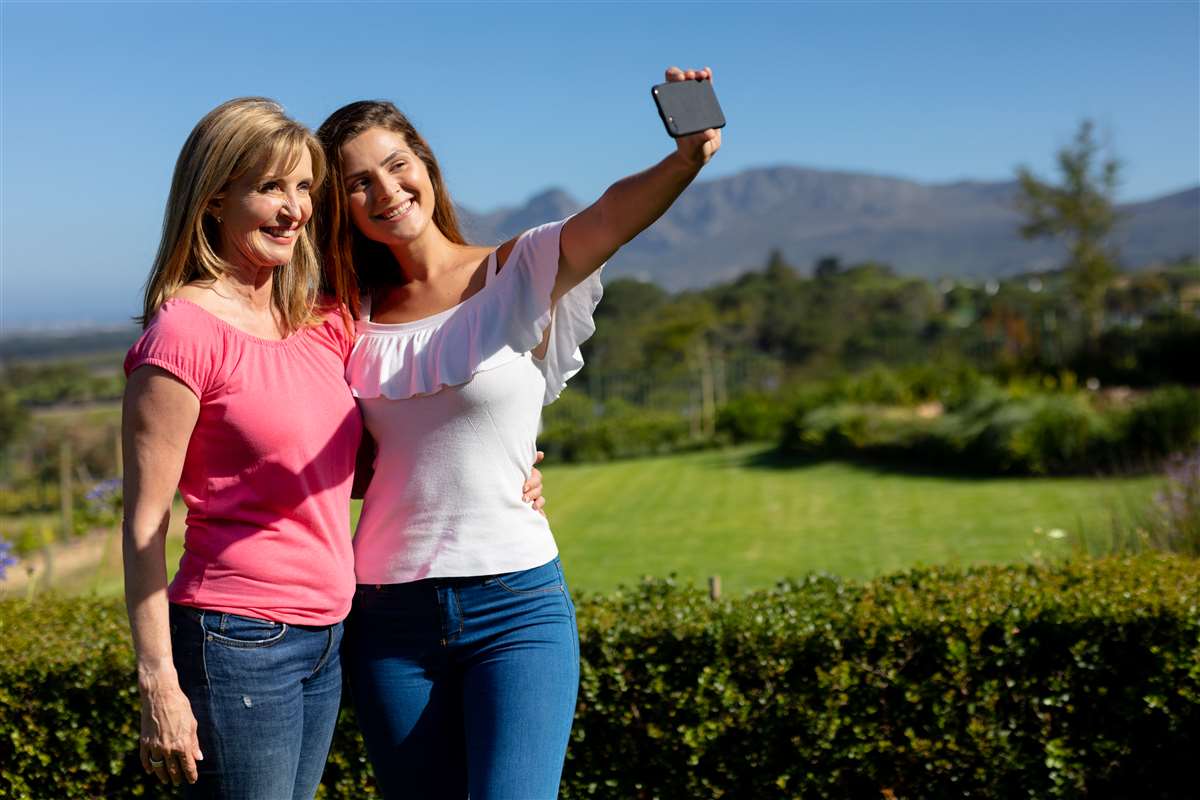 mamma e figlia scattano un selfie