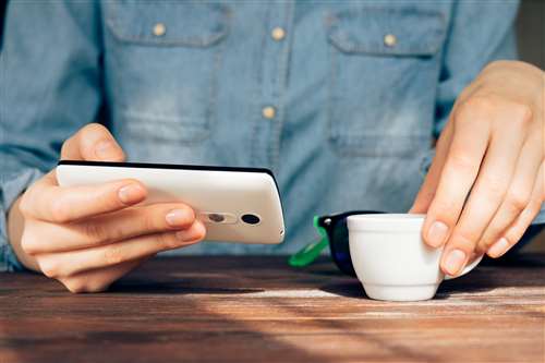 bonifici e pagamenti, il 78% dei clienti under 30 usa lo smartphone