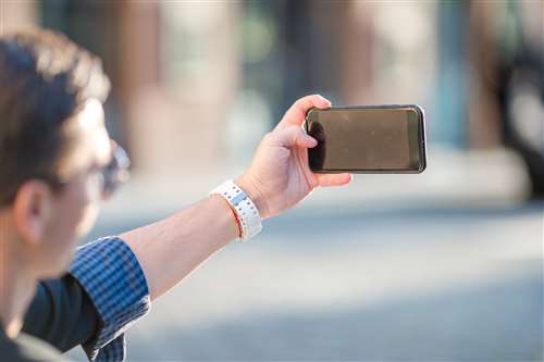 iliad avanza in italia: terzo brand nel mercato mobile residenziale