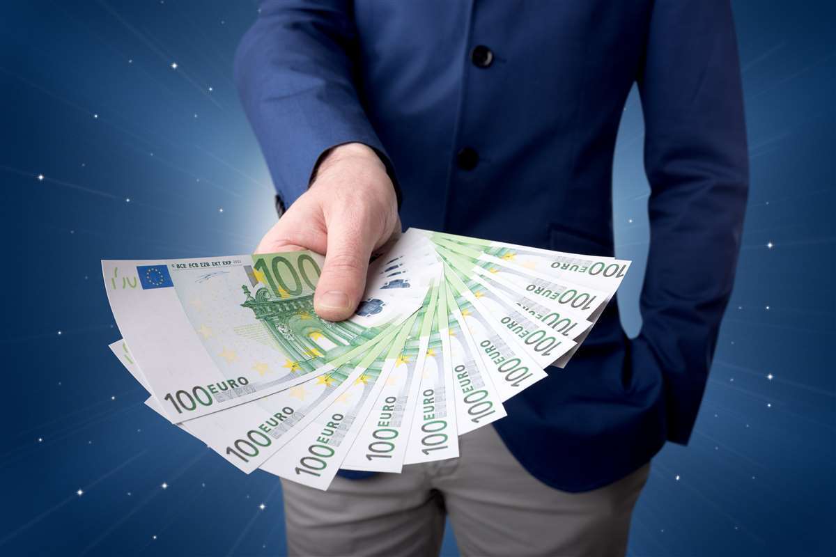 Banconote da 100 euro esposte a ventaglio da un uomo