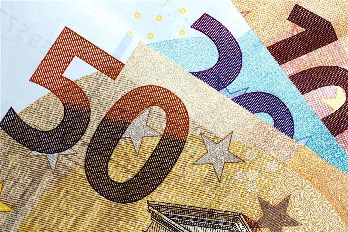 Banconote sovrapposte da 50 euro, 20 euro e 10 euro