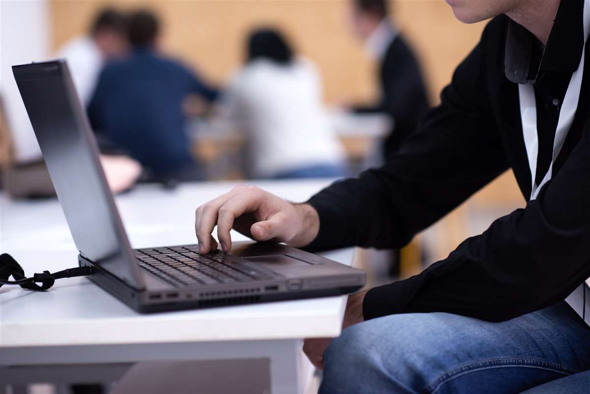 student utilizza pc in un'aula studio