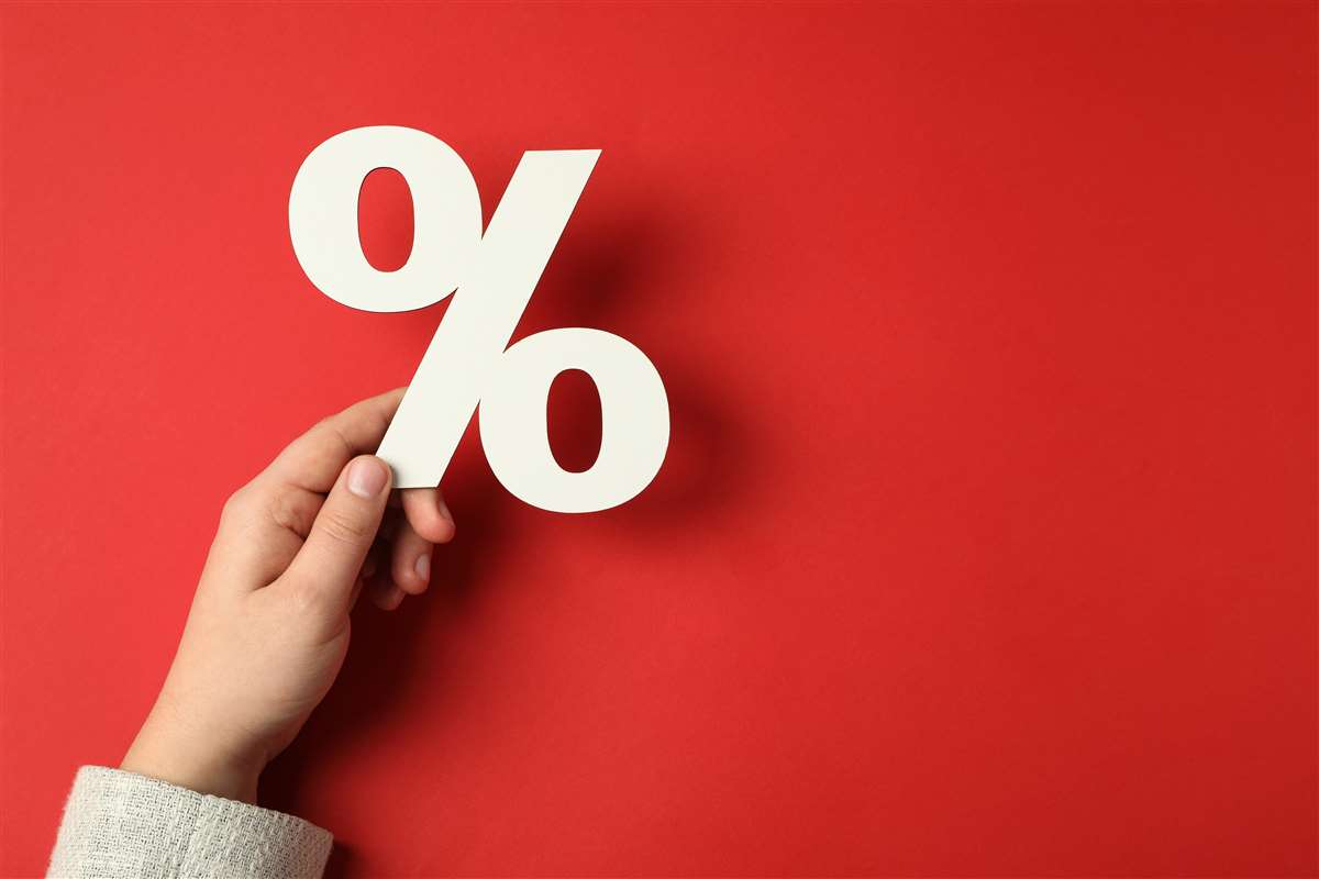 definizione di taeg una mano che sorregge il simbolo di percentuale