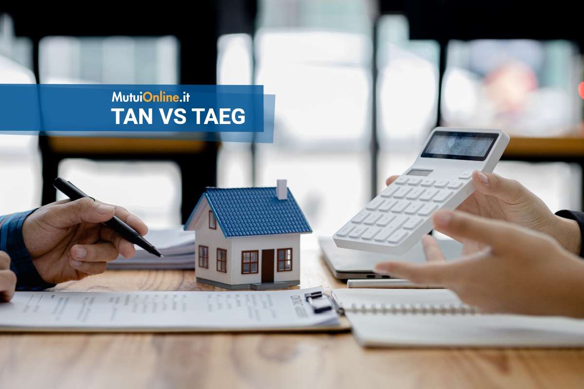 tan vs taeg modellino di casa sulla scrivania con calcolatrice e documenti