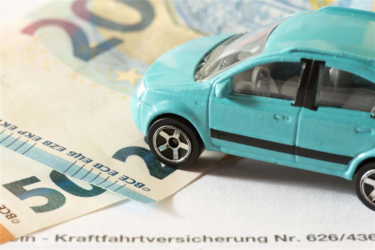 modellino di auto sopra a nanconote