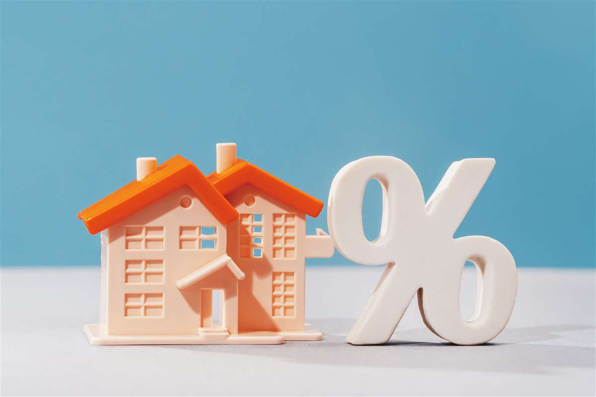 andamento tassi di interesse modellino di casa vicino a simbolo percentuale