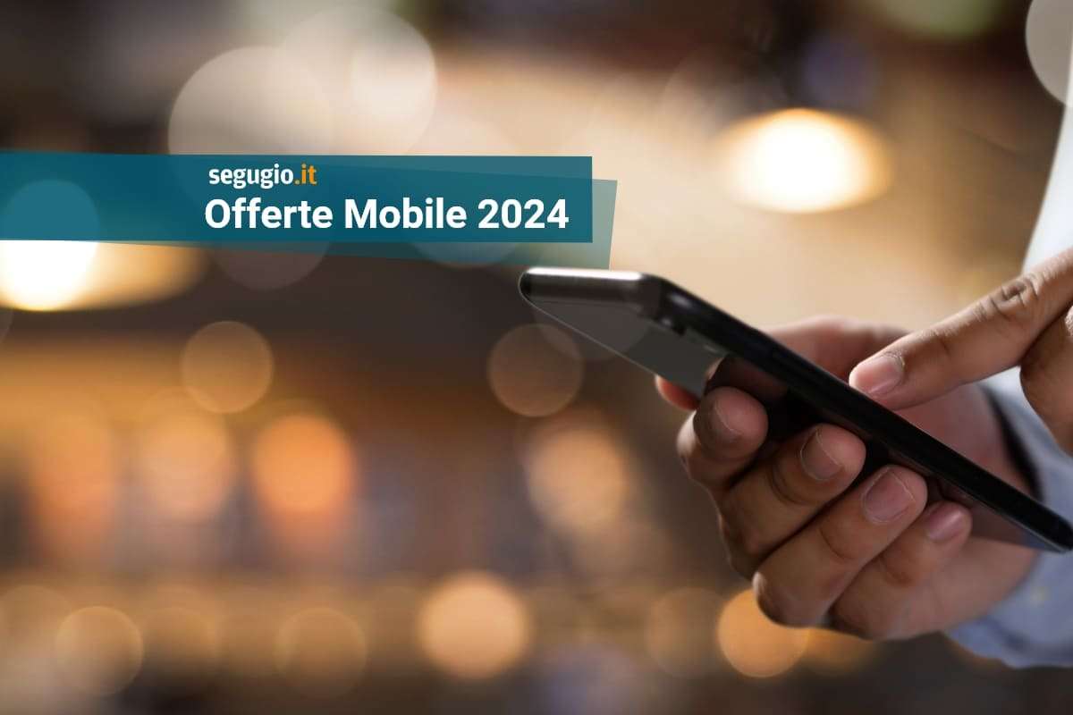 offerte telefonia mobile 2024 un ragazzo tiene in mano un cellulare