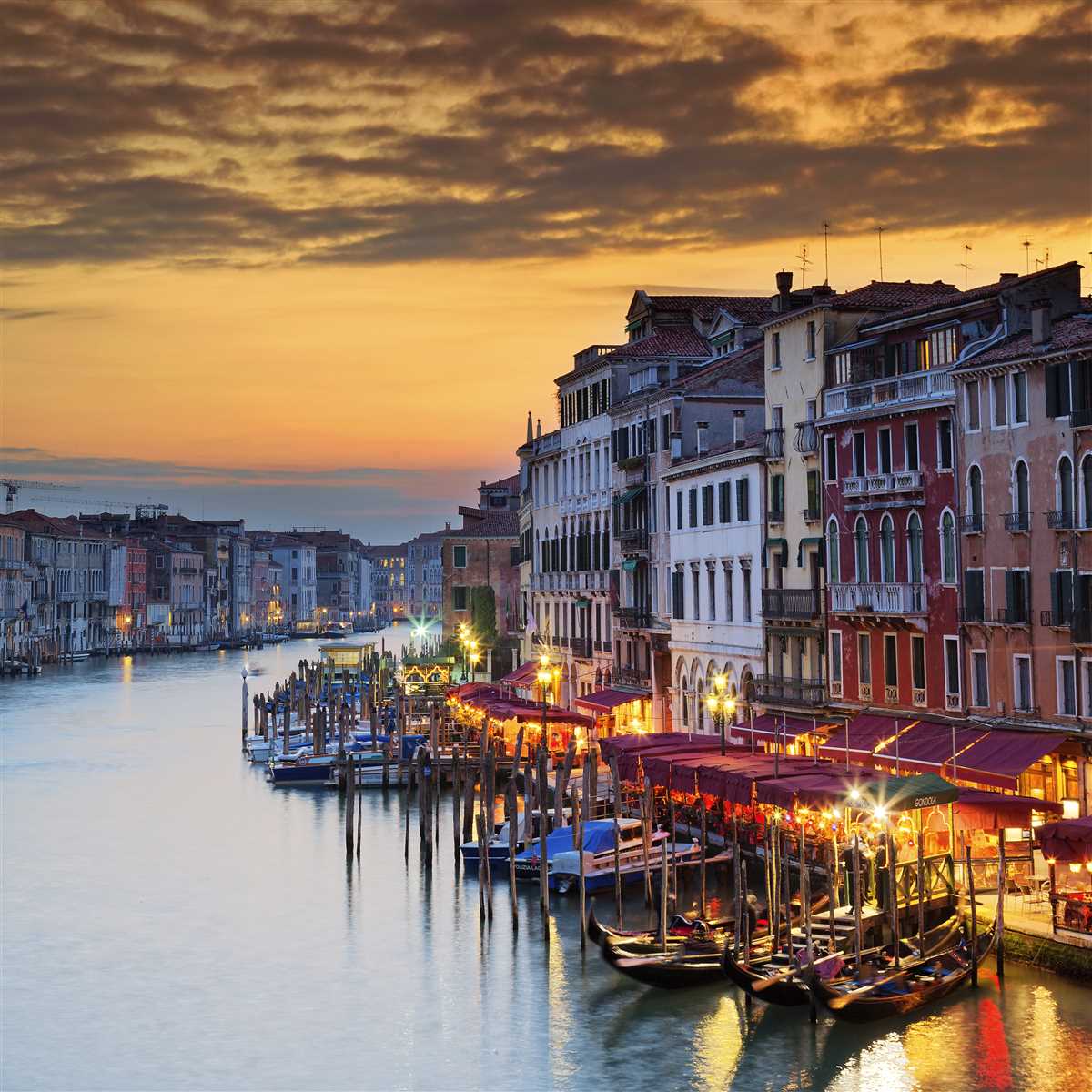 Venezia, scorcio con gondole del Canal Grande