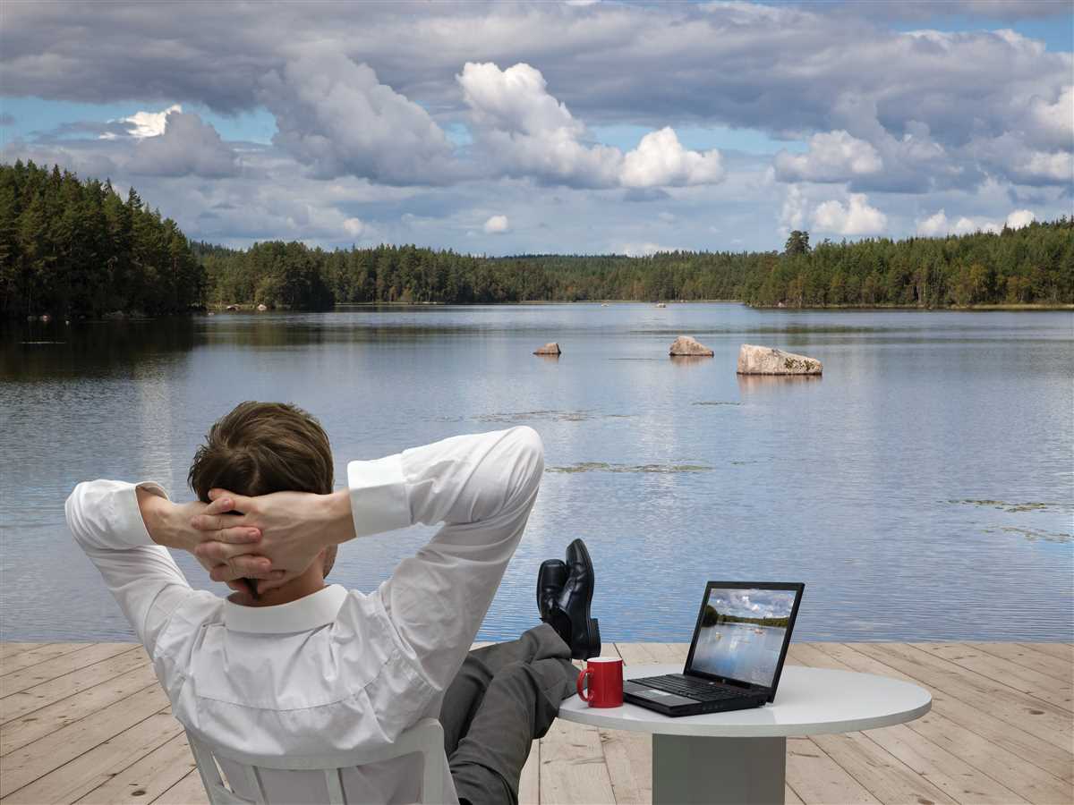 uomo d'affari si rilassa al lago
